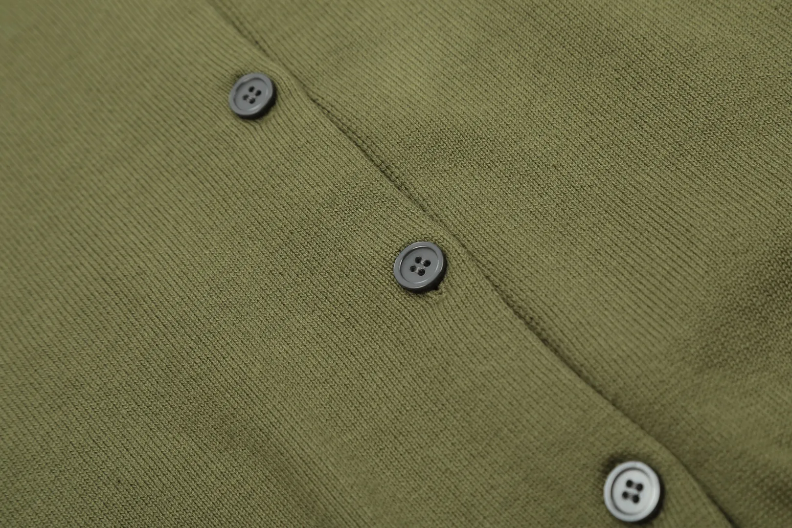 🅿️190 "Top Quality" Style Number: DS010# [Ralph Lauren Solid Color Round Neck Basic Pony Embroidered Logo Knitted Cardigan Long Sleeve] ✅Ralph Lauren Classic Basic Versatile Jersey Cardigan Long Sleeve Small Jacket ✅Main supplier of platform live broadcast wholesale entities ✅ZP quality 1:1 pattern making Scan the code to enter the GF website Counter quality ✅Details and quality The only one in Guangzhou Imported quality cotton yarn Mainly high-end Cost-effective, good quality, no need to say more ✅The version is restored to the original, loose, comfortable and stress-free, simple is high-end, classic is timeless ✅The upper body is simple and easy to match, a must-have for goddess ootd. Good-looking clothes are never picky. A must-have in the goddess’ wardrobe. Size: S-XL Color: Off-white, light blue, pink, khaki, army green, gray, navy, black, Chinese red, mint green